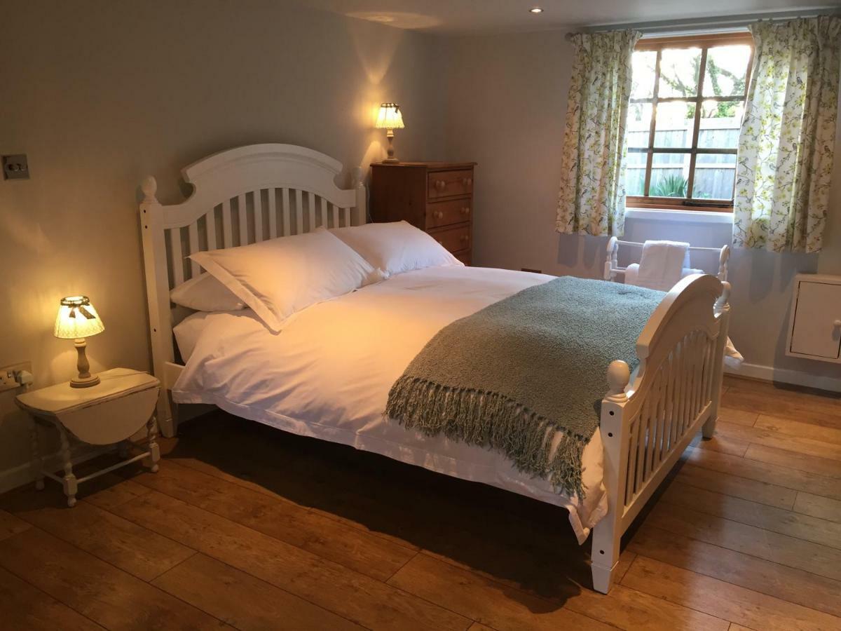 Hampreston Stapehill Lodge B&B מראה חיצוני תמונה