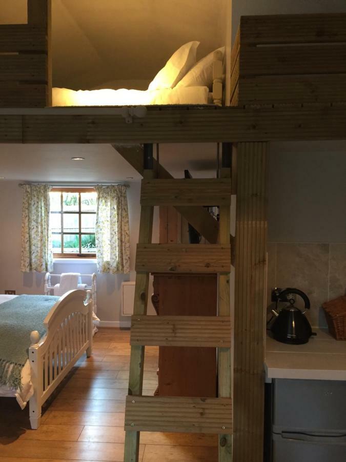 Hampreston Stapehill Lodge B&B מראה חיצוני תמונה