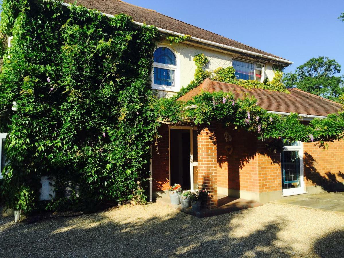 Hampreston Stapehill Lodge B&B מראה חיצוני תמונה