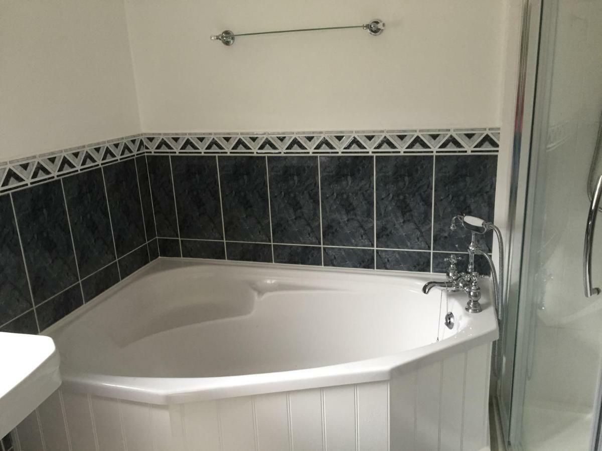 Hampreston Stapehill Lodge B&B מראה חיצוני תמונה